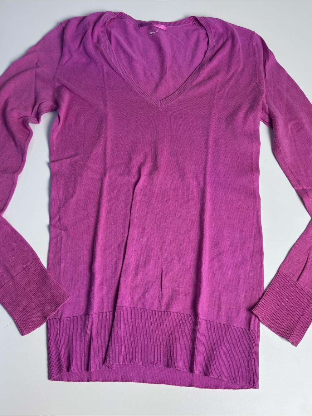 GAP Women's V-Neck Sweater - Vibrant Magenta